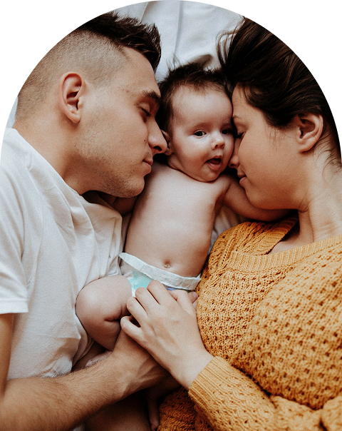 Pareja abrazando a su bebé